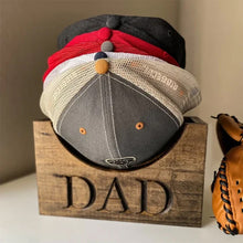 Load image into Gallery viewer, Pappa hattholder i tre