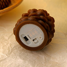 Load image into Gallery viewer, Flammeløse Pinecone stearinlys