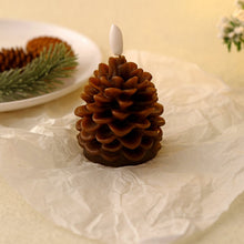 Load image into Gallery viewer, Flammeløse Pinecone stearinlys