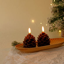 Load image into Gallery viewer, Flammeløse Pinecone stearinlys