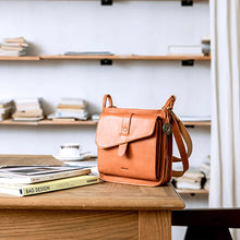 Load image into Gallery viewer, Leather shoulder bag with unique design