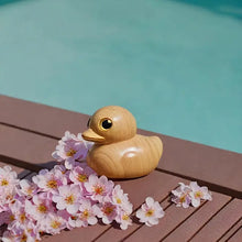 Load image into Gallery viewer, Håndlaget gummiand av tre