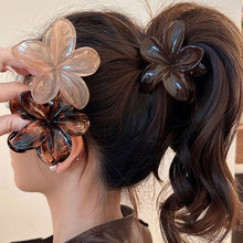 Load image into Gallery viewer, Flower Design Hair Claws