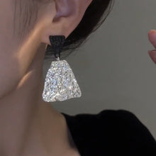 Load image into Gallery viewer, Black And White Colorblock Earrings