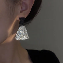 Load image into Gallery viewer, Black And White Colorblock Earrings