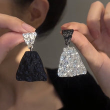 Load image into Gallery viewer, Black And White Colorblock Earrings