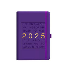 Load image into Gallery viewer, 2025 En Dag En Side Daglig Planner - Din Ultimate Gavekalender