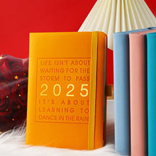 Load image into Gallery viewer, 2025 En Dag En Side Daglig Planner - Din Ultimate Gavekalender