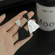 Load image into Gallery viewer, Black And White Colorblock Earrings