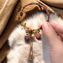 Load image into Gallery viewer, Armbånd som svelger beist i gull
