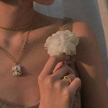 Load image into Gallery viewer, Hug Necklace