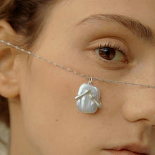 Load image into Gallery viewer, Hug Necklace